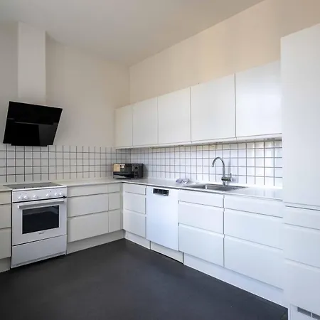 Apartment 3 Bedroom In Lovely Area *